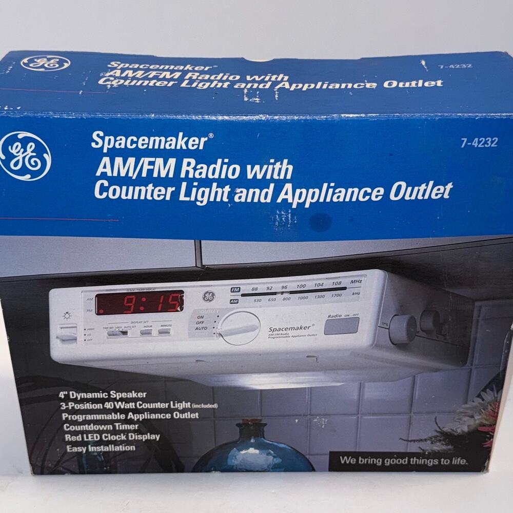 GE Spacemaker Kitchen AM/FM Clock Radio w/Counter Light and Outlet 7-4232